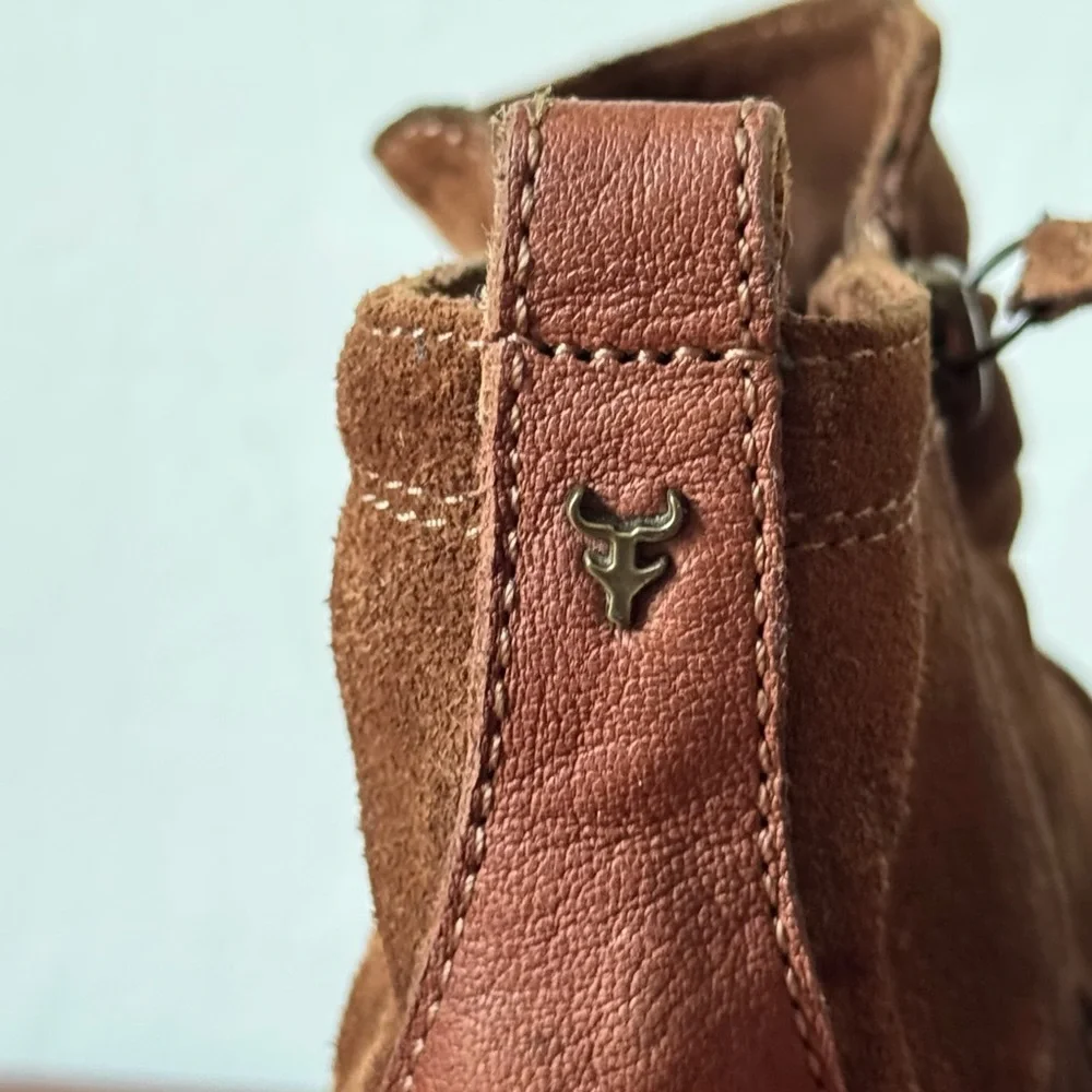 Trask Naomi suede brown leather ankle boots, buckles, & vibram soles sz 9.5